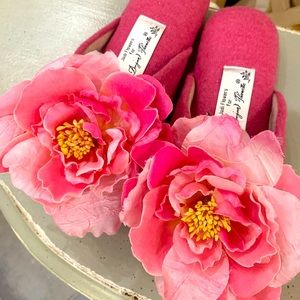 Bonjour Fleurette NWT slippers size S pink rose accents